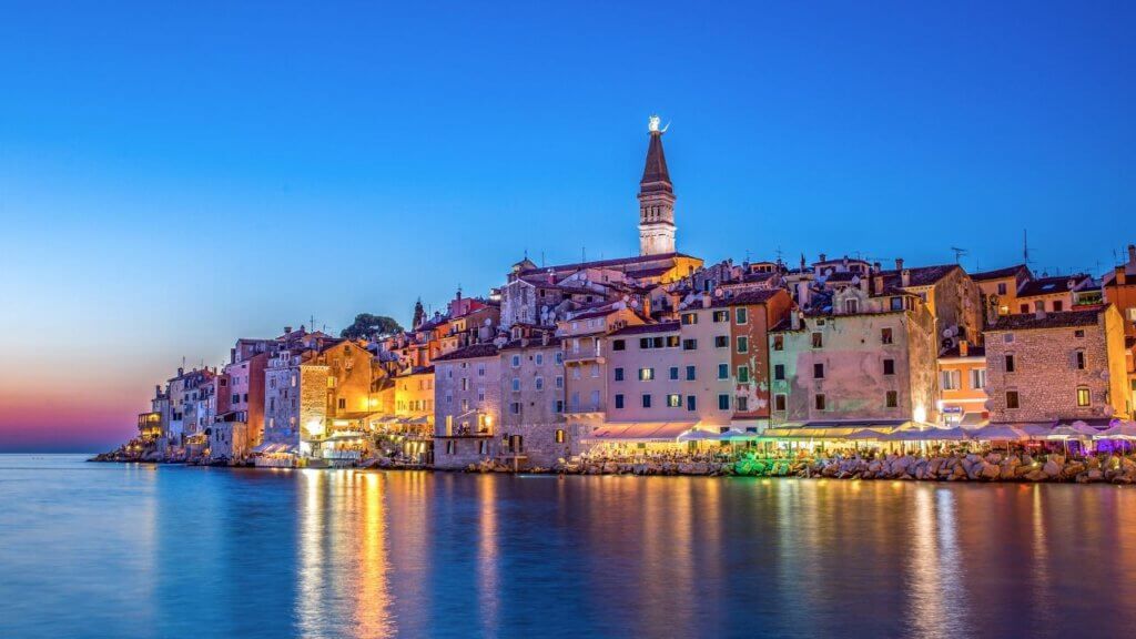 Pohled z lodi na noční Rovinj